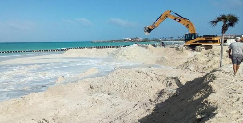 El vertimiento de arena se hace para formar una duna que proteja el área de baño. Foto: periódico El Invasor