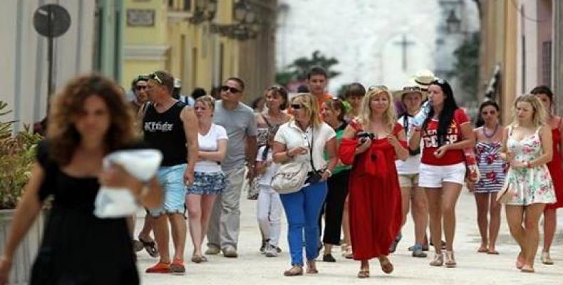 Turistas pasean por la Habana