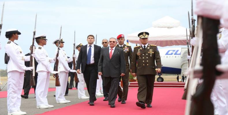 El ministro para la Defensa, Vladimir Padrino López, recibió al primer mandatario cubano en el Aeropuerto Internacional de Maiquetía Simón Bolívar. Foto/twitter