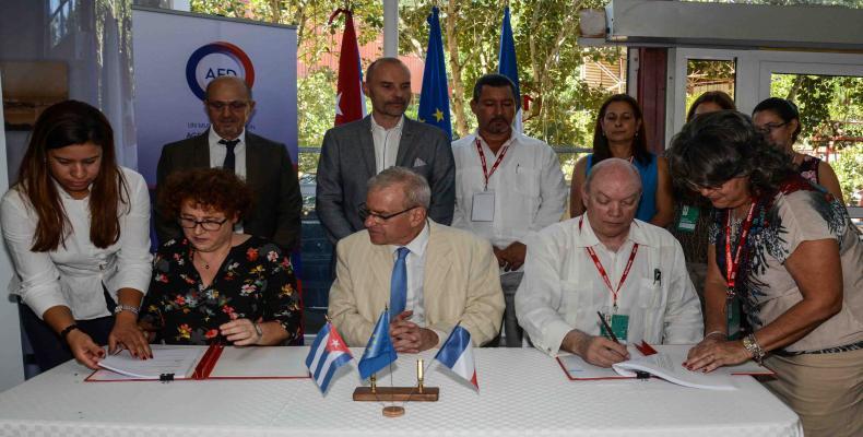 Firmaron el convenio Patrice Paoli, embajador de París en La Habana, Bénédicte Garzon, directora adjunta del Departamento de América Latina de la AFD y el minis