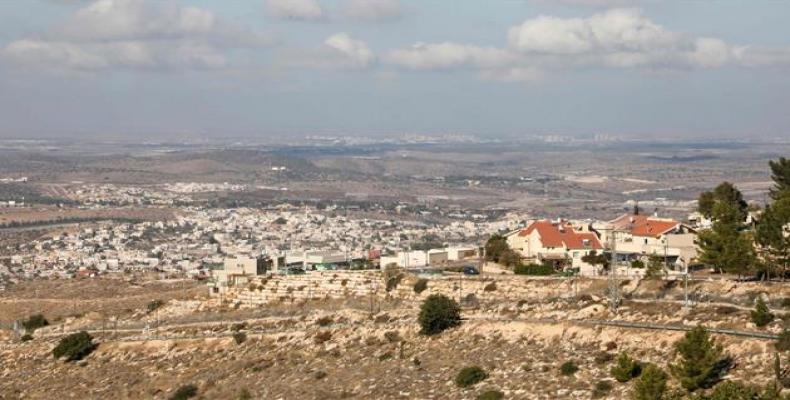 Israeli settlement of Negohot (R), located near the Palestinian village of Beit Awwa (L) in the Israeli-occupied West Bank.  (Photo by AFP)