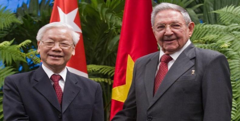 Nguyen Phu Trong (L) spoke with Army General Raúl Castro Ruz (R) in Havana. File Photo