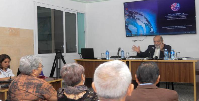 Economista Osvaldo Martínez en conferencia sobre Fidel Castro