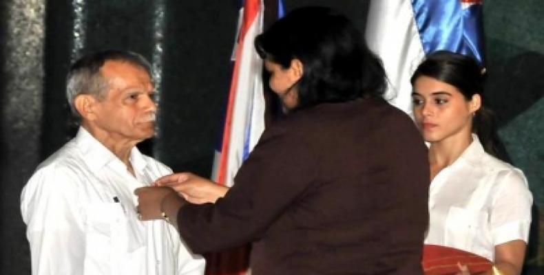 El luchador recibe la Orden de manos de Mercedes López Acea, miembro del Buró Político del Partido Comunista de Cuba . Foto: ACN