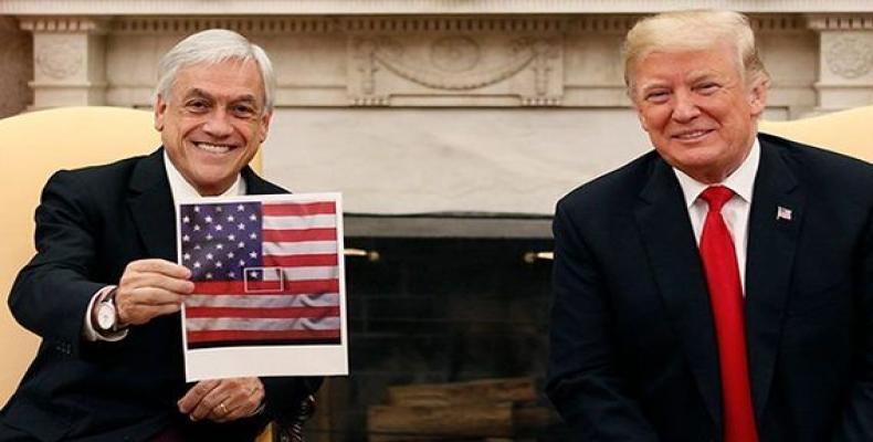 Piñera muestra una imagen donde la bandera de Chile aparece contenida dentro de la de Estados Unidos. Foto/ Cubadebate