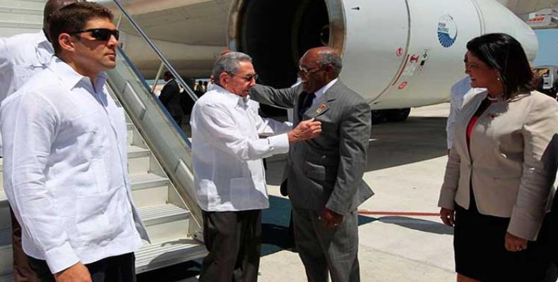 Raúl Castro (I) es recibido en Isla de Margarita por Aristóbulo Istúriz (D), Vicepresidente de Venezuela. Foto: PL