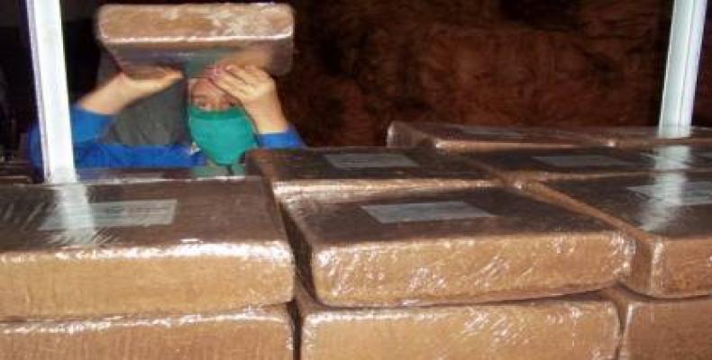 La recién estrenada planta desfibradora de coco del municipio Baracoa logra la exportación de las primeras 20 toneladas de un polvo extraído del carapacho de de