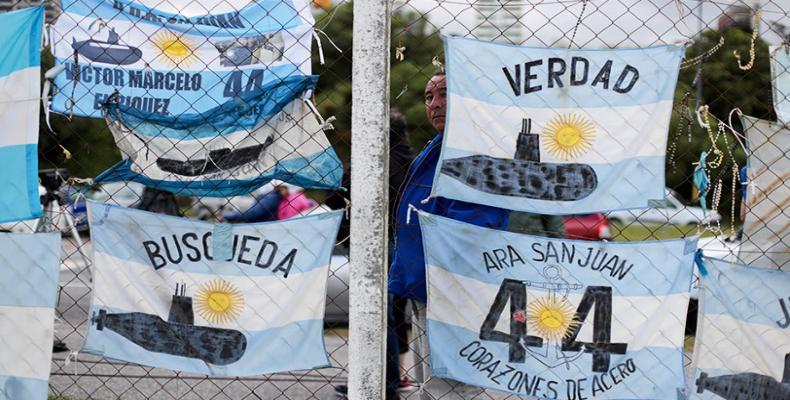 Un familiar de la tripulación del submarino ARA San Juan en Mar del Plata. 17 de noviembre de 2018. Federico Cosso / AP