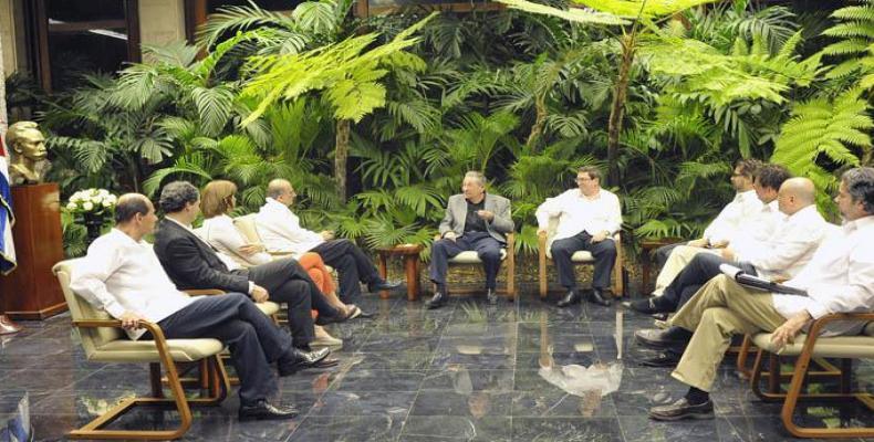 Raúl Castro y las dos delegaciones colombianas