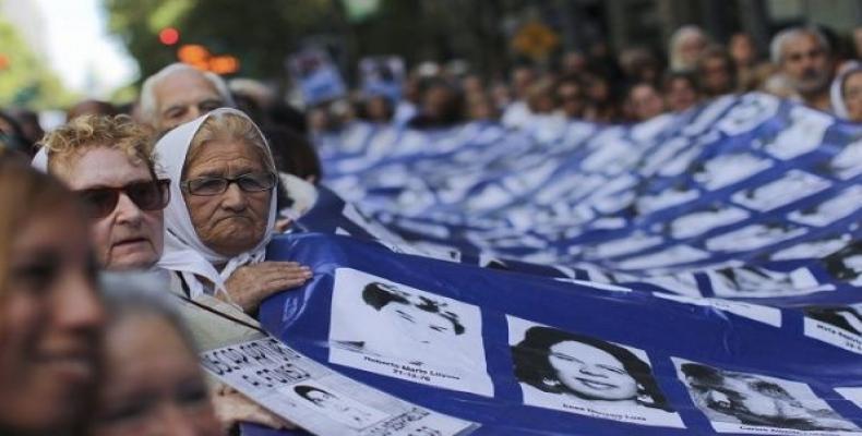 A banner with photos of those disappeared by the Argentinean dictatorship.   (Photo: teleSUR)