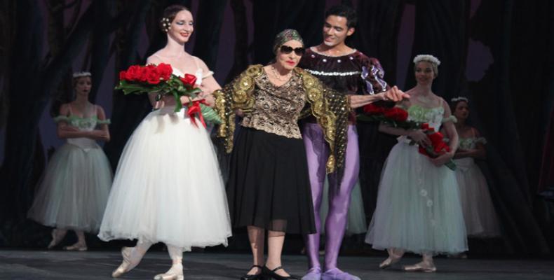 Alicia Alonso with Arencibia and Abreu bowing at Kennedy Center's Opera House