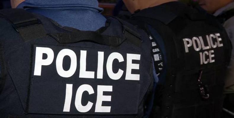 ICE agents await migrants on the border.  Photo: AP