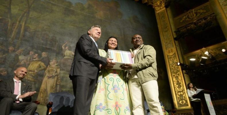 En la entrega de la Biblioteca de la Paz por parte del Presidente Juan Manuel Santos, asistieron el jefe negociador en La Habana, Humberto de La Calle, y los re