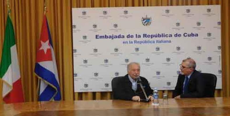Gianni Miná, destacado periodista, escritor y documentalista, junto al embajador cubano en Italia, José Carlos Rodríguez. (Imangen:Cubaminrex)