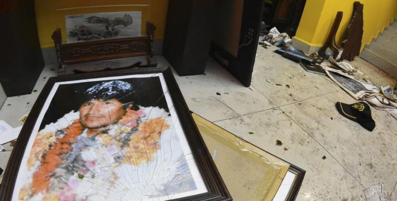 Un retrato roto del expresidente de Bolivia, Evo Morales, está en el piso de su casa privada en Cochabamba. 10 de noviembre de 2019.AP