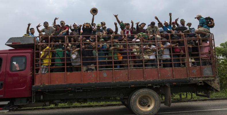 Migrantes centroamericanos subidos a un camión en el estado mexicano de Oaxaca. Foto/ La Vanguardia