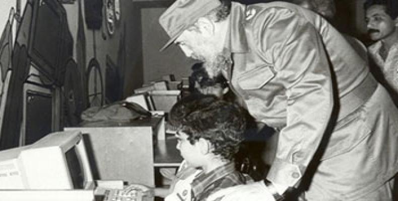 Fidel visita un Joven Club de Computación y Electrónica, programa fundado por él en 1987. Foto: Archivo de JR