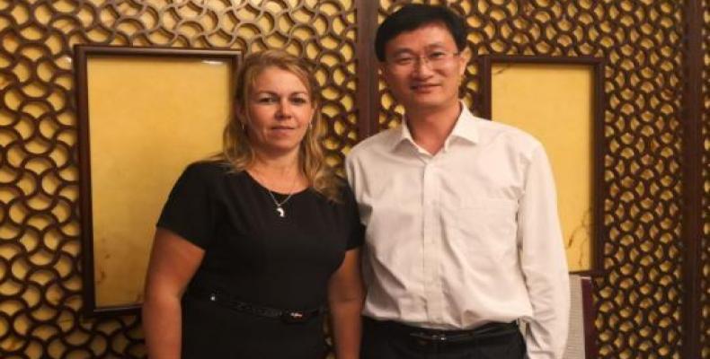 Isdalys Rodríguez y Cai Fang Zhang. Foto tomada de Cubaminrex