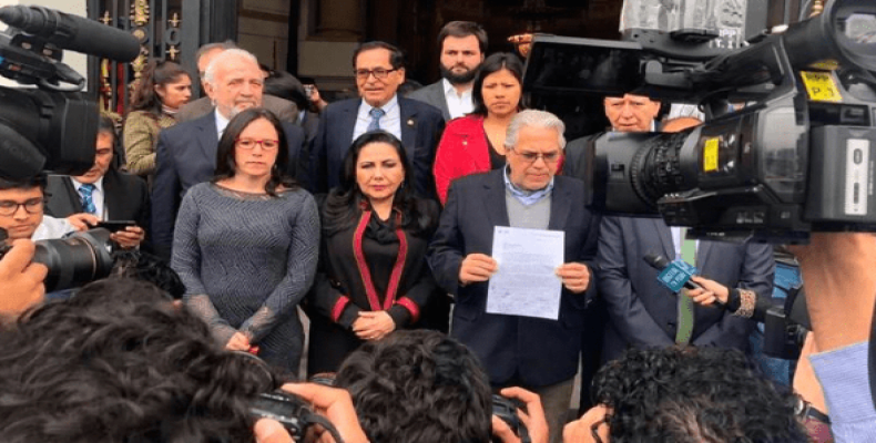 Parlamentarios peruanos firmantes de la petición