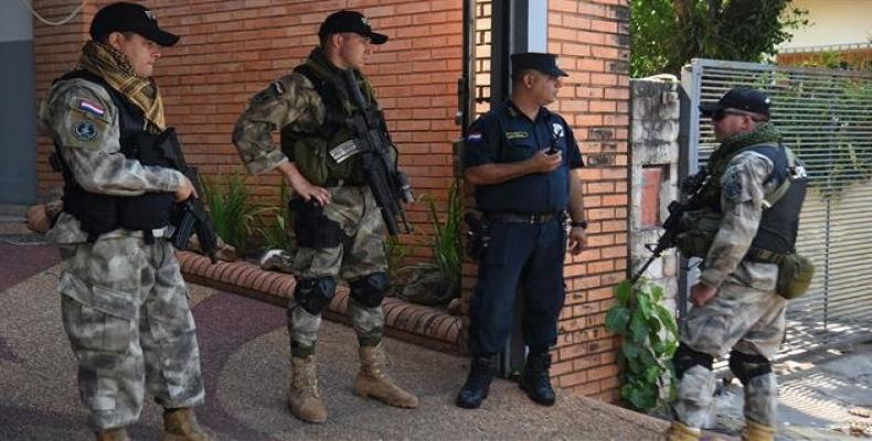 A police officer and soldiers stand guard at the public prosecutor's office in Asuncion, Brazil.  (Photo: AFP)