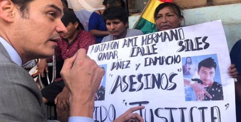 Inter-American Commission on Human Rights Secretary Paulo Abrao meets relatives of the victims of repression in Bolivia.  (Photo: Reuters)