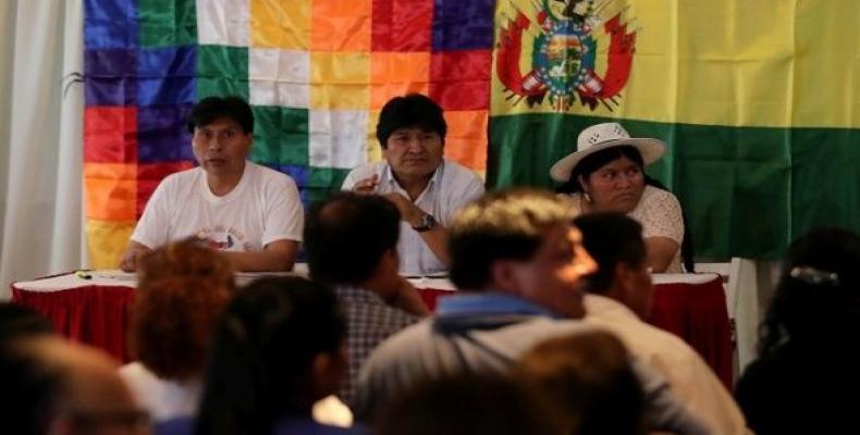 Evo Morales meets with members of his party, Movimiento al Socialismo (MAS), in Buenos Aires, December 29th. (Photo: Reuters)