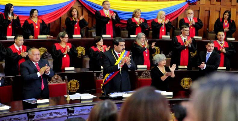 Supera Kortumo de Venezuelo subtene al Nicolás Maduro