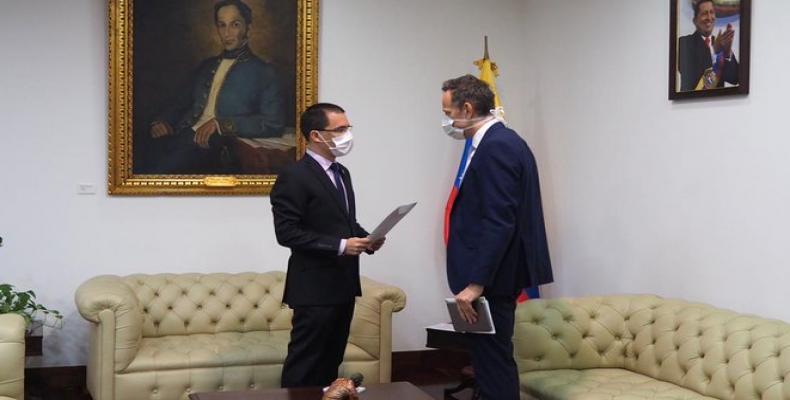 Jorge Arreaza presents formal protest to UK Deputy Ambassador to Venezuela Duncan Hill.  (Photo: AP / Seth Wenig)