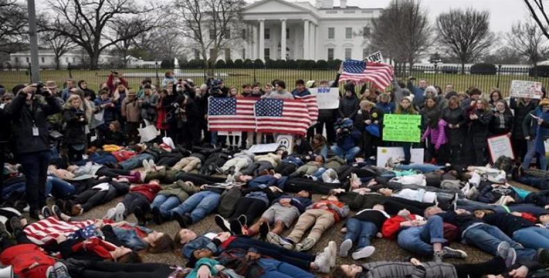 Dozens of students staged a &quot;lie-in&quot; at the gates of the White House on February 19, 2018.  Photo: AP