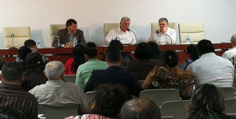 Comisión parlamentaria de Asuntos Económicos sesiona con la participación del presidente cubano Miguel Díaz-Canel (en el centro). Foto: PL