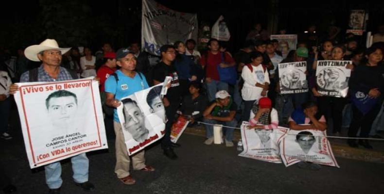 Los padres de los 43 normalistas desaparecidos hace más de un año en la localidad de Iguala, en el estado de Guerrero, se reúnen con las autoridades de la Procu