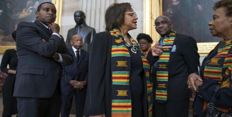 Miembros del bloque negro de la Cámara de Representantes fotografiados durante una ceremonia de homenaje al recién fallecido representante Elijah Cummings el 24