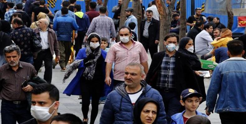 Iranians, some wearing protective masks, gather inside the capital Tehran’s grand bazaar.  Photo: Press TV)