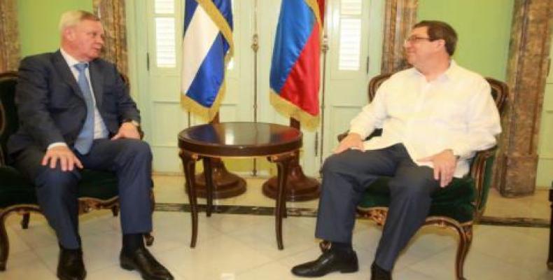 Rodríguez (D) dialoga con Titov (I) en la sede de la Cancillería cubana. Foto: Cubaminrex