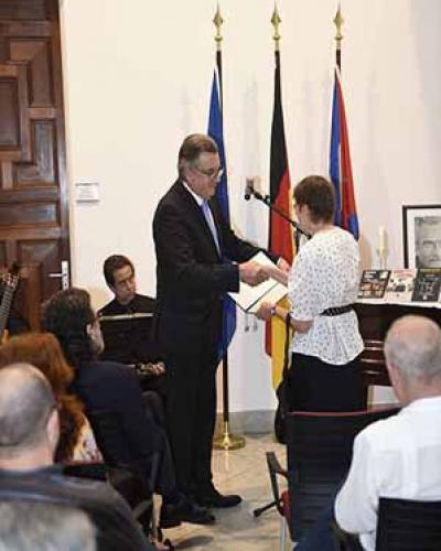 El embajador entregó la condecoración a Tania Gorsko, esposa de Desiderio Navarro. Foto tomada de la página en Facebook de la Embajada de Alemania en Cuba