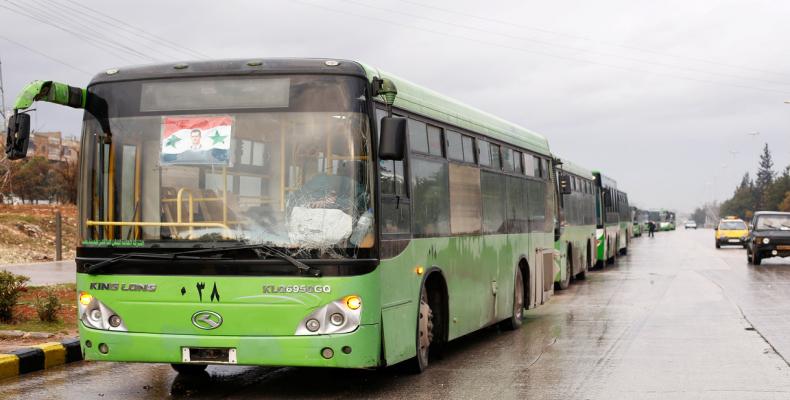 Ómnibus esperando a los evacuados en Alepo