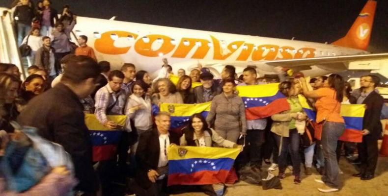 Momento de la llegada de la delegación venezolana a Lima para participar en Cumbre de los Pueblos. Foto/Correo del Orinoco.