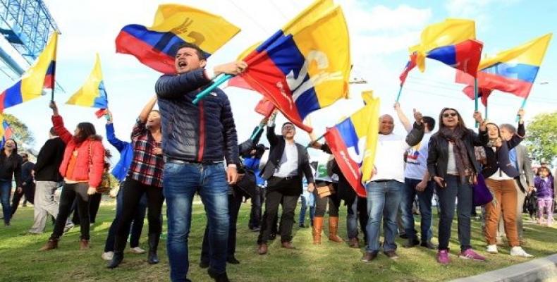 Colombian supporters of the peace agreement with FARC.  The peace process is facing many challenges, including the murder of social leaders.  Photo: EFE