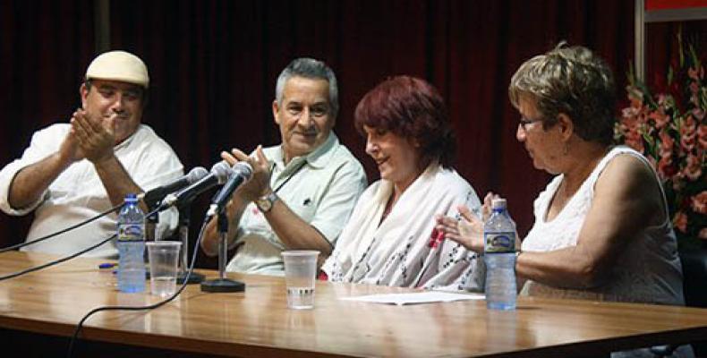 (de izq a der) Juan Rodríguez, presidente del Instituto Cubano del Libro, Margarita Mateo, Cira Romero y Abel Prieto, ministro de Cultura de Cuba. Foto: José Ra