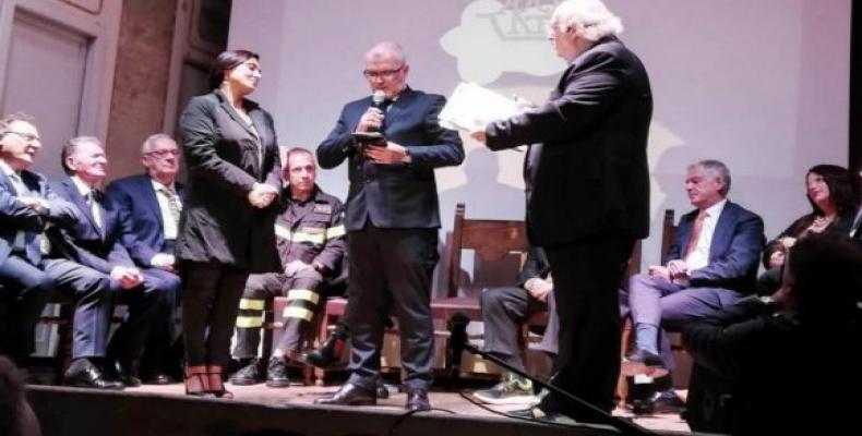 Embajador cubano tras recibir el Premio dirigido a Eusebio Leal.  Foto: Embajada cubana en Italia