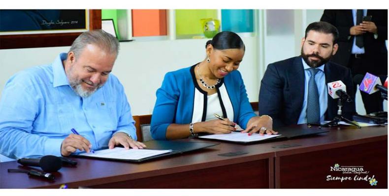 Marrero (I) firmó un convenio de cooperación con su par nicaragüense, Anasha Campbell. (Foto: PL)