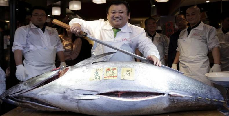 Kiyoshi Kimura, dueño de una conocida cadena de restaurantes de sushi, adqurió el ejemplar de 200 kilos en 108.376 euros.