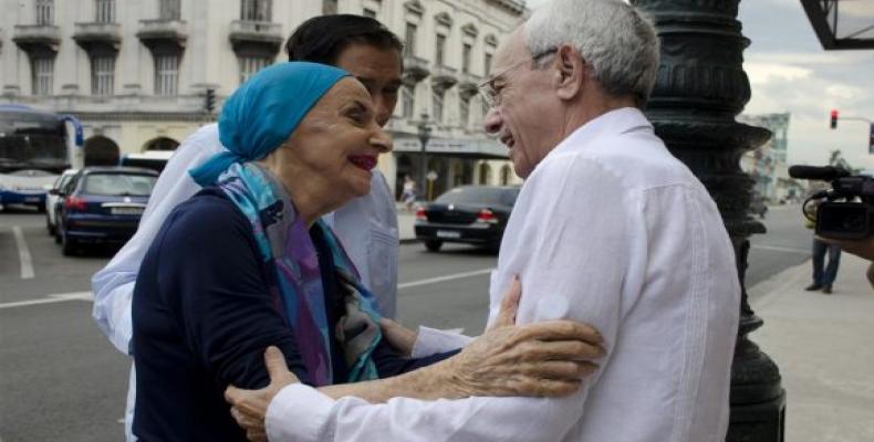 La Prima Ballerina Assoluta Alicia Alonso junto al Historiador de la Ciudad de La Habana en la entrada del Gran Teatro de La Habana. Foto: Habana Radio