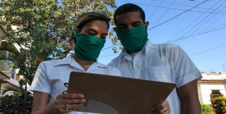 Estudiantes de medicina realizan pesquisaje casa por casa en cada barrio de Cuba. Foto/ACN