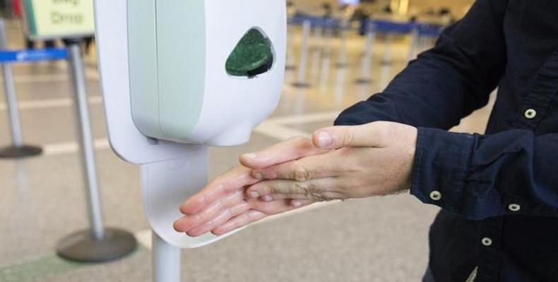 Public hand sanitizer station (Photo: Getty Images/iStockphoto)