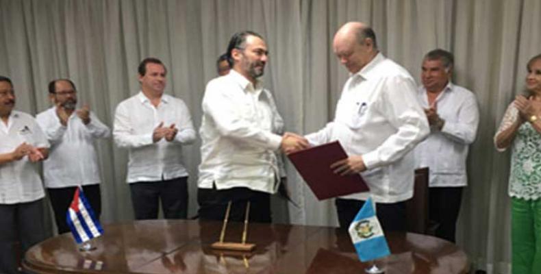 Acisclo Valladares et Rodrigo Malmierca, ministre cubain du Commerce extérieur et des Investissements étrangers ont signé l'accord fin octobre 2018 à La Havane.