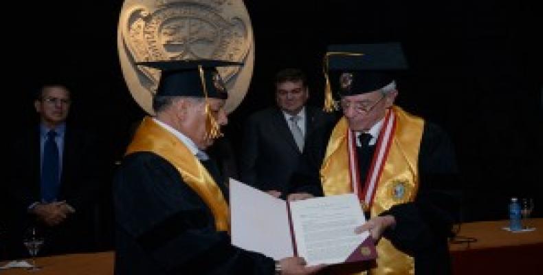 Leal recibe la distinción Doctor Honoris Causa de la Universidad Nacional Mayor de San Marcos. Foto: Habana Cultural