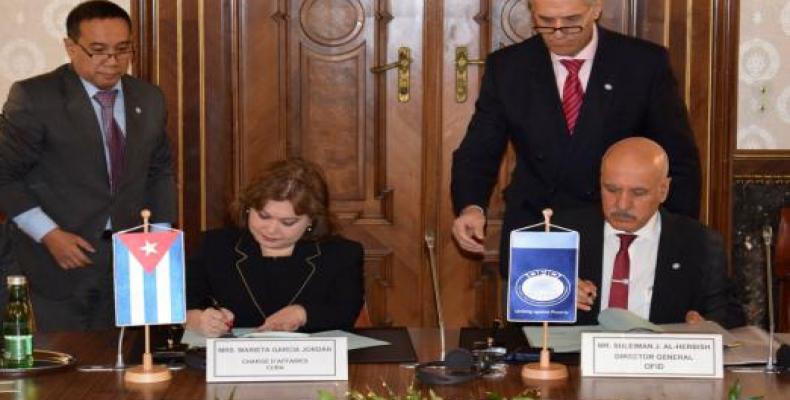 Marieta Garcia, chargée d'affaires à l'ambassade de Cuba en Autriche et Suleiman Jasir Al-Herbish, directeur général de l'OFID ont signé l'accord à Vienne. Phot