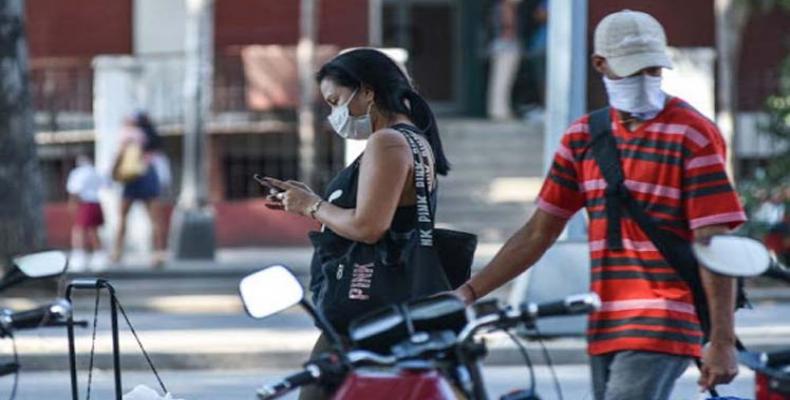 Miguel Díaz-Canel instó a mantener el distanciamiento social como forma de prevenir la propagación del coronavirus. Foto: PL.