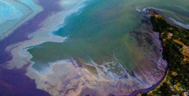Mancha de petróleo en la costa de Mauricio. Foto: AFP.